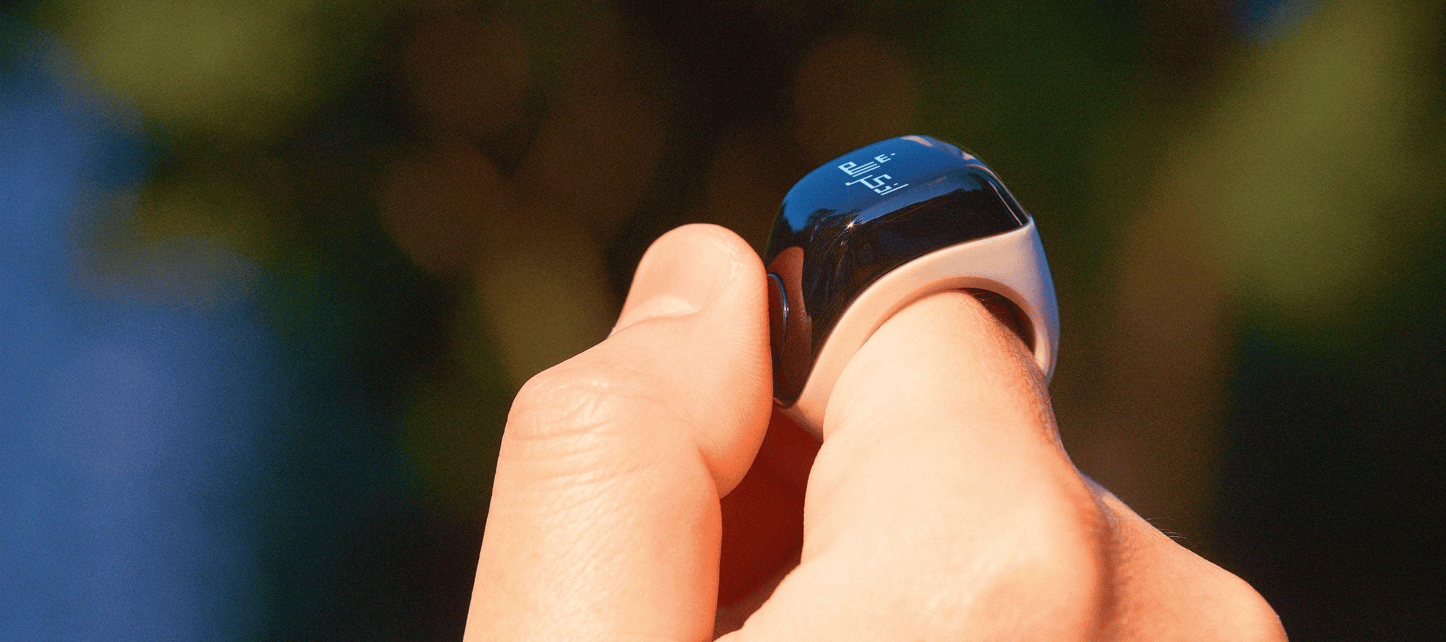 Bague connectée islamique iQibla portée à la main